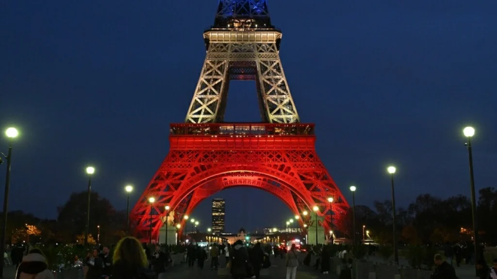 Eiffel Tower staircase section to be auctioned in Paris