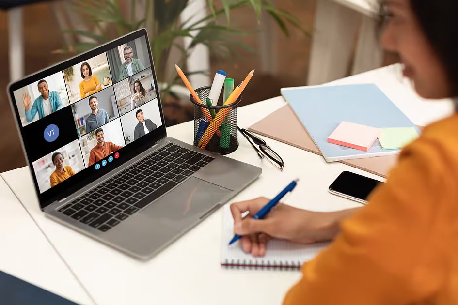 Can UAE Golden Visa holders work remotely while living abroad?