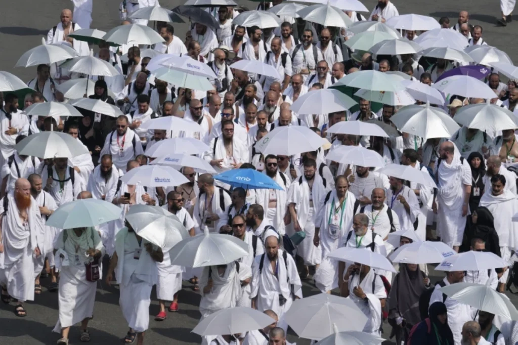 Health ministry urges pilgrims to use umbrellas to prevent heat exhaustion, sunstroke