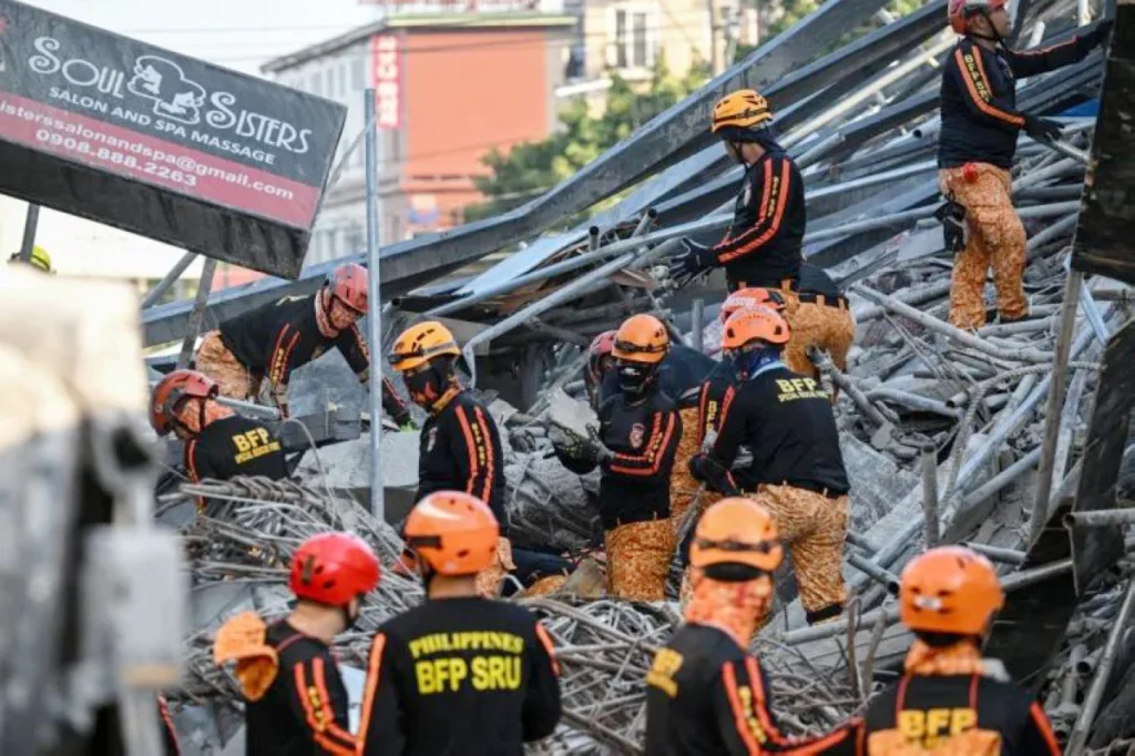 Four dead, 17 missing in Philippine building collapse