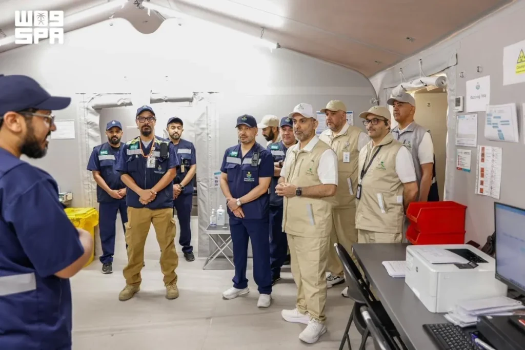 Minister Al-Jalajel visits field hospital of Ministry of Interior in Arafat