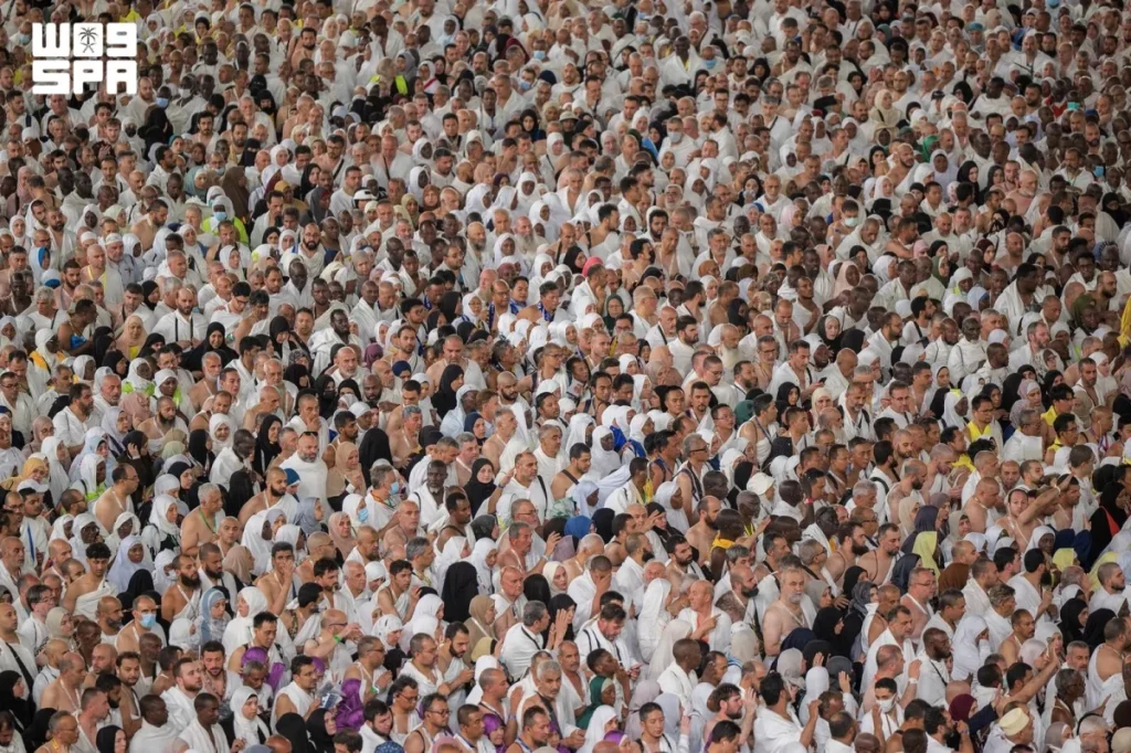 Pilgrims perform Tawaf Al-Ifadah in spiritual atmosphere