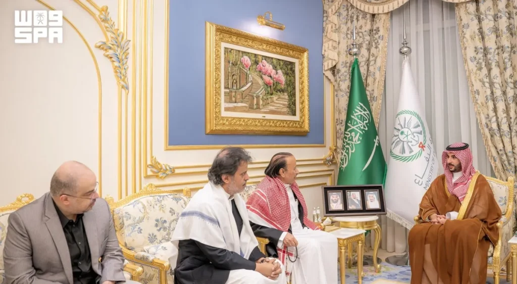 Defense Minister conveys Saudi leadership’s condolences on death of former Yemeni President Hadi