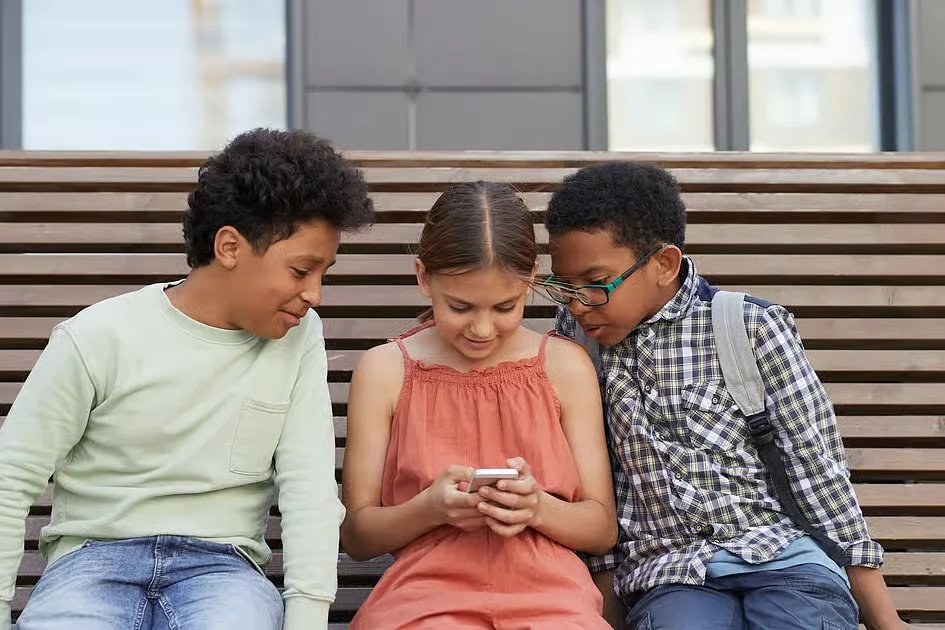 How will social media platforms implement UAE’s new under-15 ban?