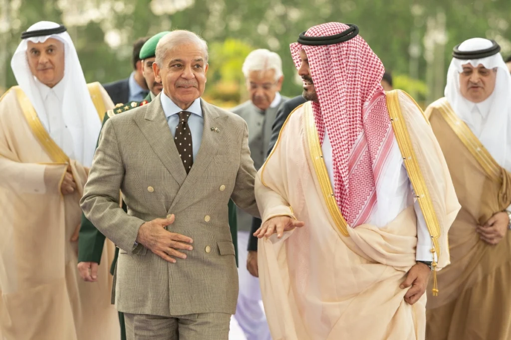 Pakistan PM Sharif arrives in Jeddah for talks with Saudi Crown Prince