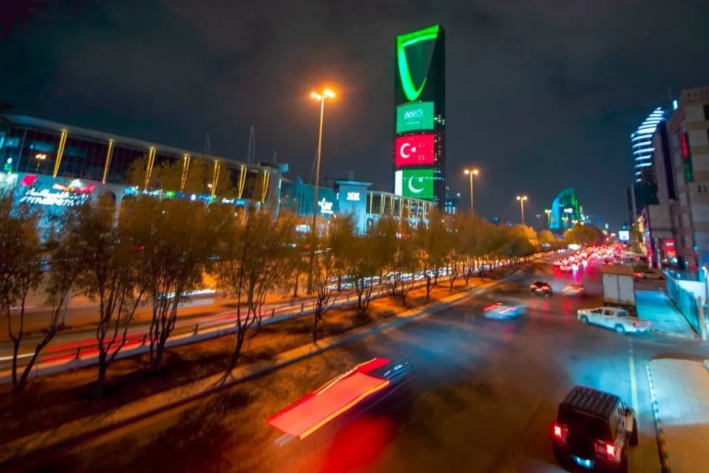 Saudi landmarks shine in Saudi, Türkish and Pakistani colors to celebrate Makkah pact