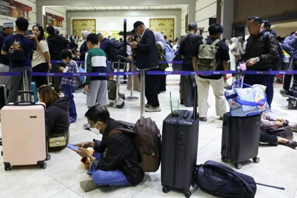 Indonesia airports reopen after volcano eruption leaves 340,000 stranded