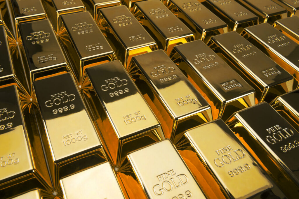 Gold prices edge higher on Monday